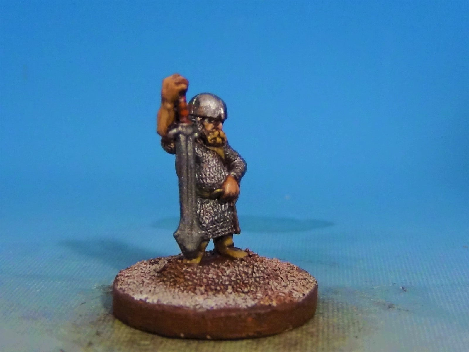 Pro-Painted Miniature - Ral Partha Gnome or Dwarf Swordsman w/ Two-Handed Sword